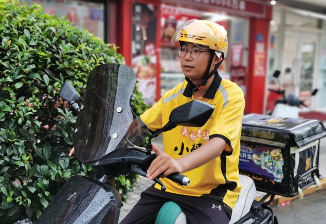 机支架交警：不是为难大家是为了安全j9九游会登录电动车不允许安装手(图2)